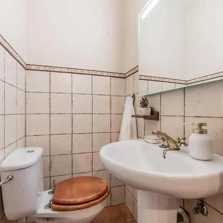 Classic 5 Bdrm Andalucian W Pool & Sea View Apartment Marbella