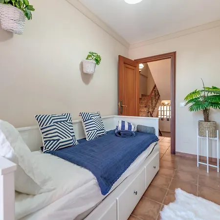 Classic 5 Bdrm Andalucian W Pool & Sea View * Marbella