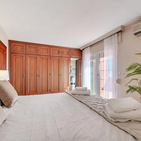 Classic 5 Bdrm Andalucian W Pool & Sea View *