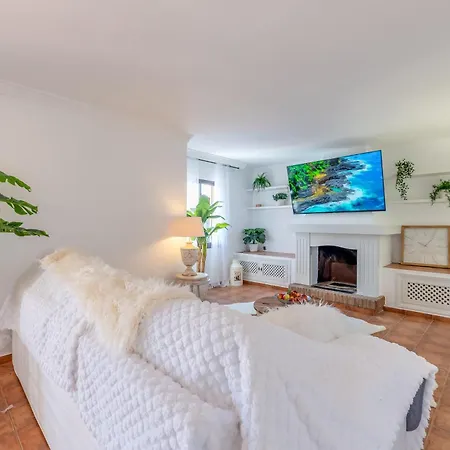 Classic 5 Bdrm Andalucian W Pool & Sea View Marbella